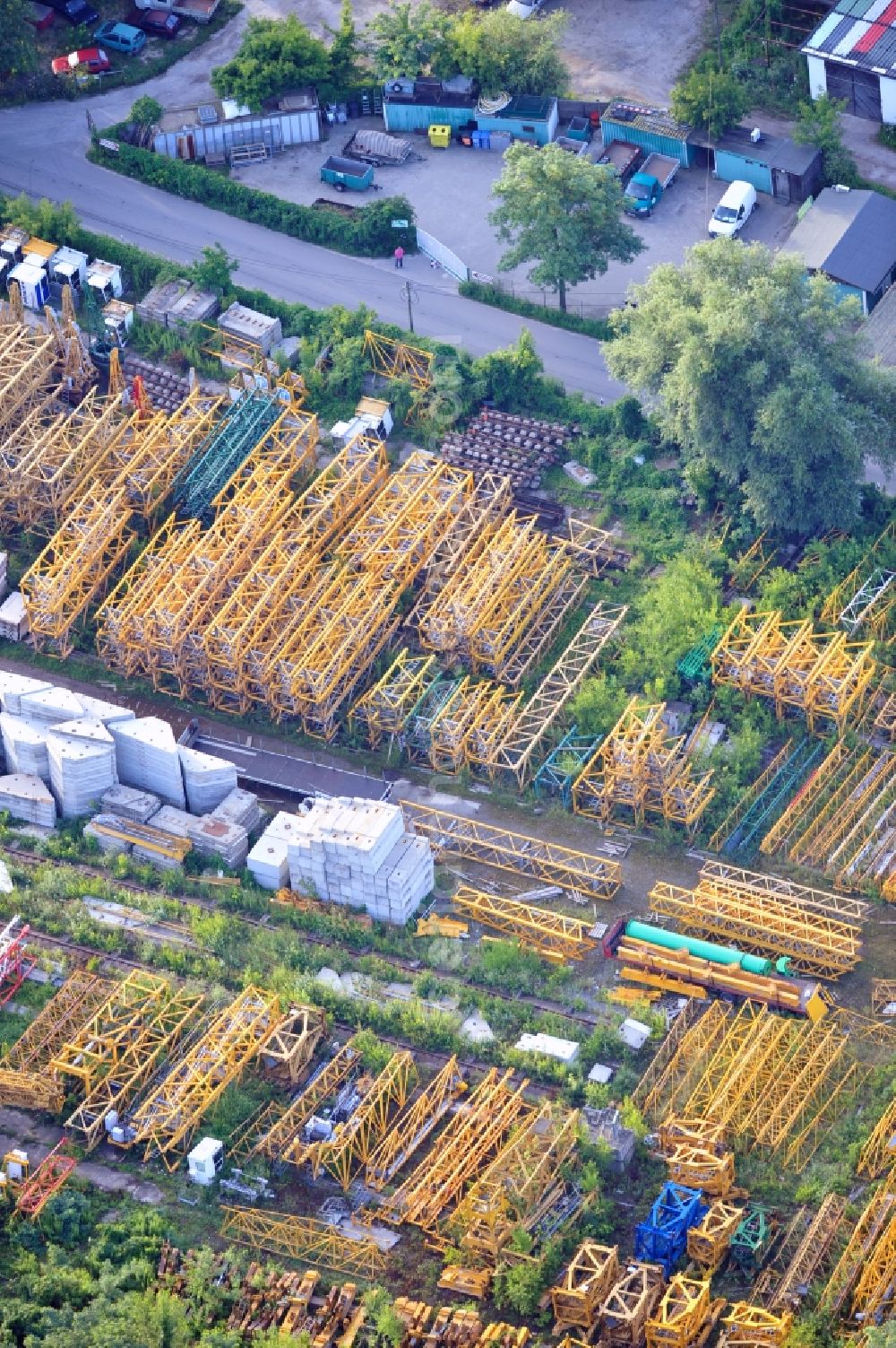 Berlin from the bird's eye view: View company grounds of the company William Banzhaf Cranes GmbH & Co. KG distribution and service branch at Stichkanal in Berlin