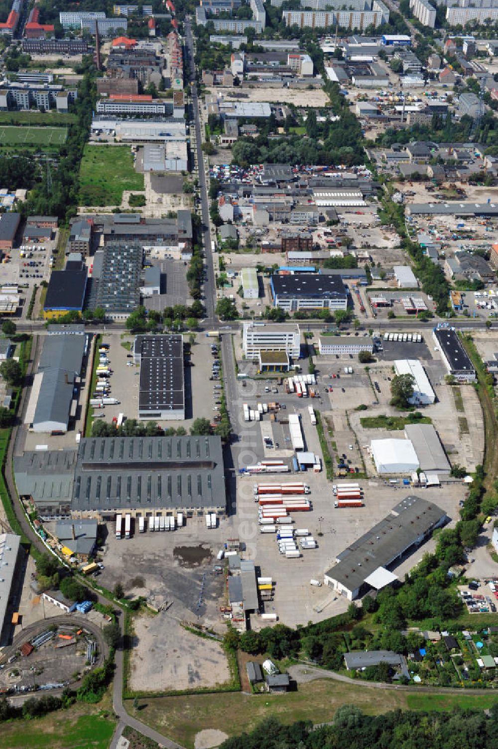 Aerial image Berlin Lichtenberg - Betriebsgelände der MAN Truck & Bus Center Service und Verkauf Berlin - Lichtenberg im Gewerbegebiet an der Siegfriedstraße Ecke Josef-Orlopp-Straße. Company grounds of the MAN Truck & Bus Center in Berlin-Lichtenberg at the commercial area Siegfriedstrasse.