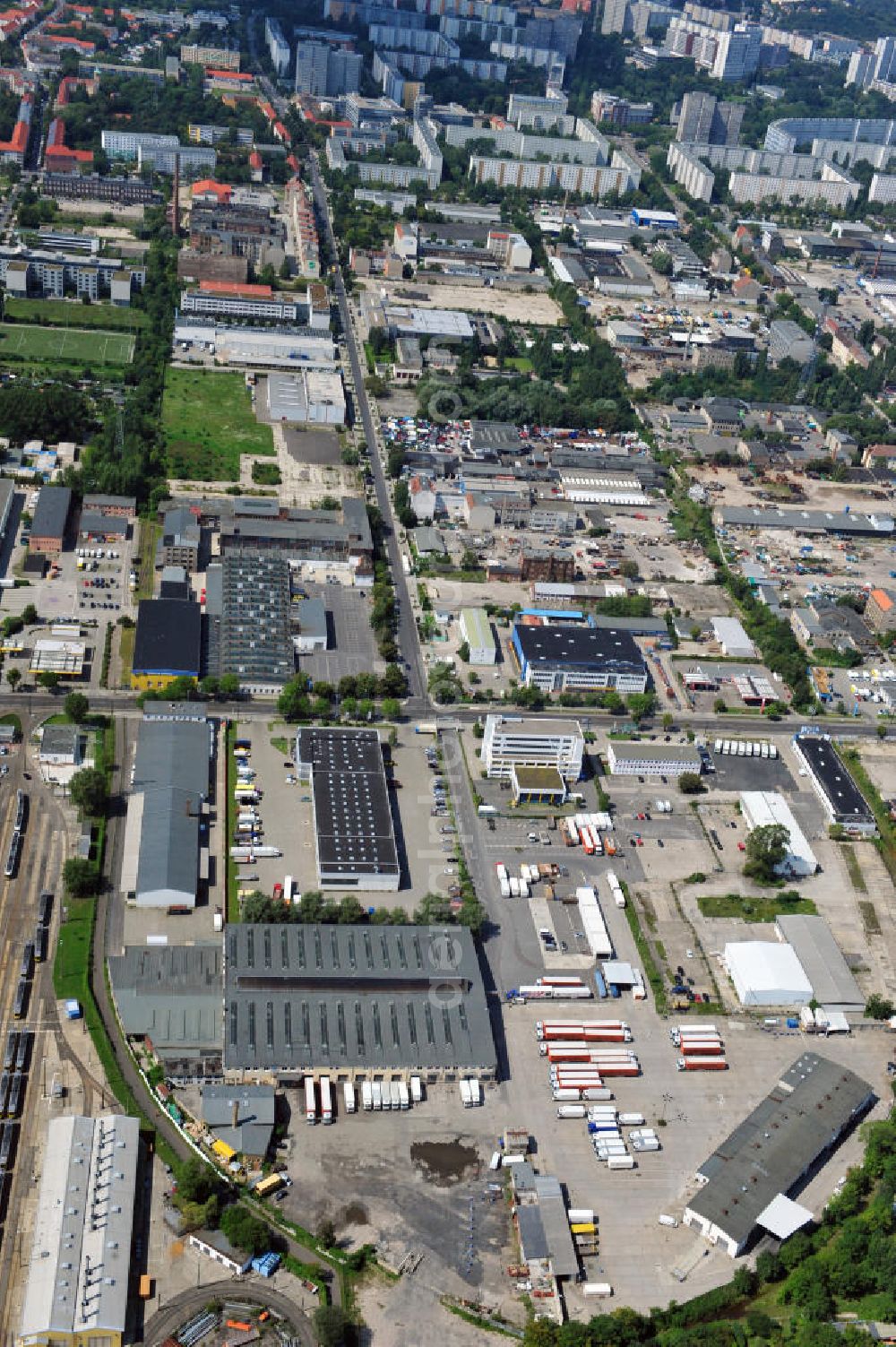 Aerial photograph Berlin Lichtenberg - Betriebsgelände der MAN Truck & Bus Center Service und Verkauf Berlin - Lichtenberg im Gewerbegebiet an der Siegfriedstraße Ecke Josef-Orlopp-Straße. Company grounds of the MAN Truck & Bus Center in Berlin-Lichtenberg at the commercial area Siegfriedstrasse.