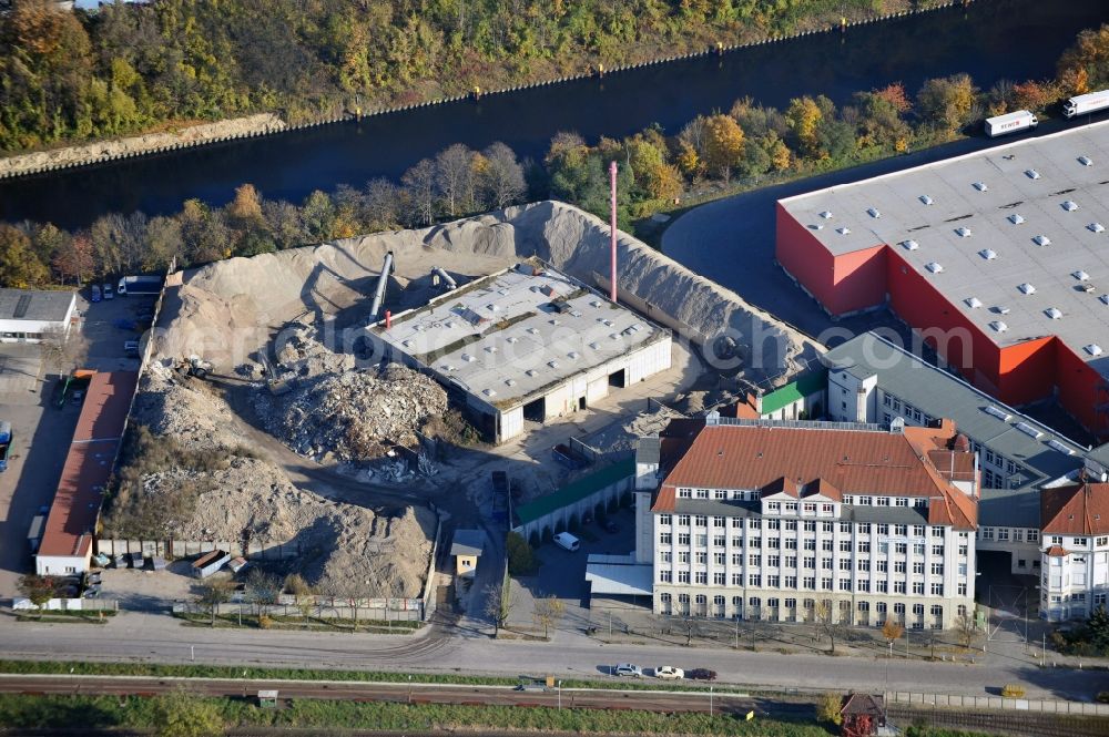 Berlin from above - Recycling area resp. company grounds of the RWG I Bauschuttrecycling company on the streets Saalburgstrasse and Riedelstrasse in Berlin-Britz