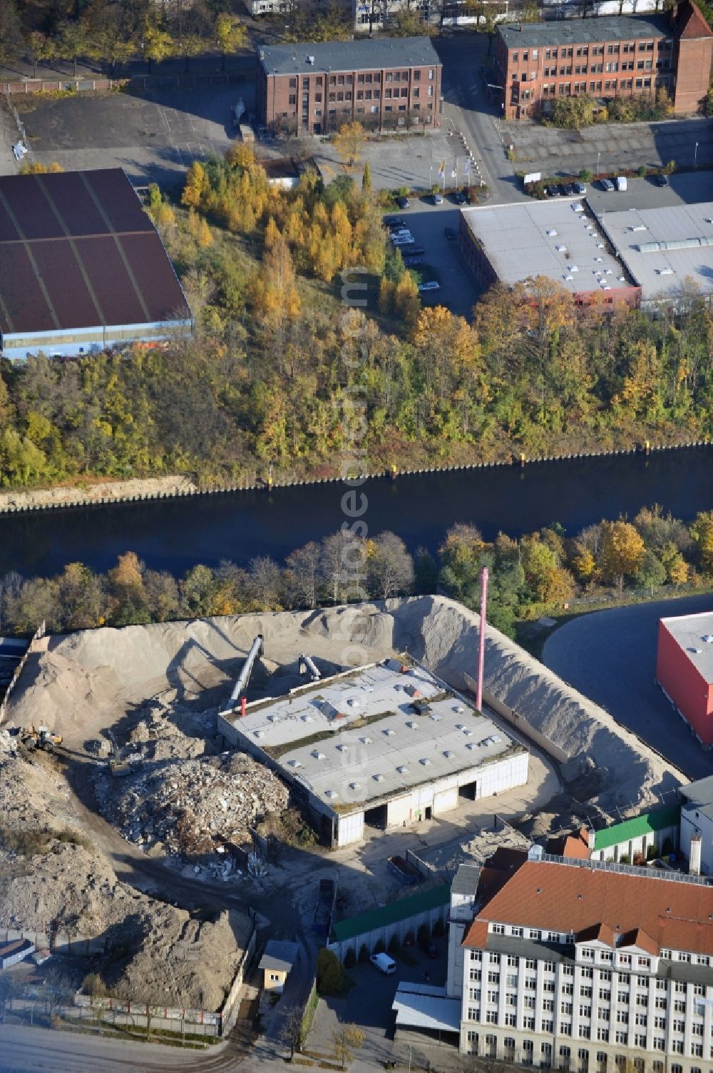 Berlin from the bird's eye view: Recycling area resp. company grounds of the RWG I Bauschuttrecycling company on the streets Saalburgstrasse and Riedelstrasse in Berlin-Britz