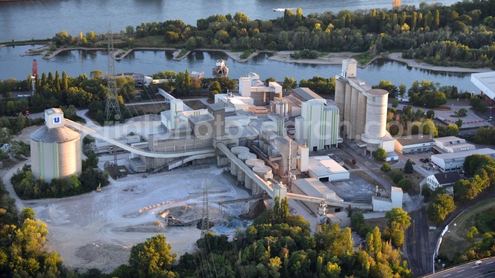 Neuwied from the bird's eye view: The premises of the cement manufacturer Dyckerhoff Beton Rheinland-Pfalz GmbH & Co. KG in Neuwied in the state Rhineland-Palatinate, Germany