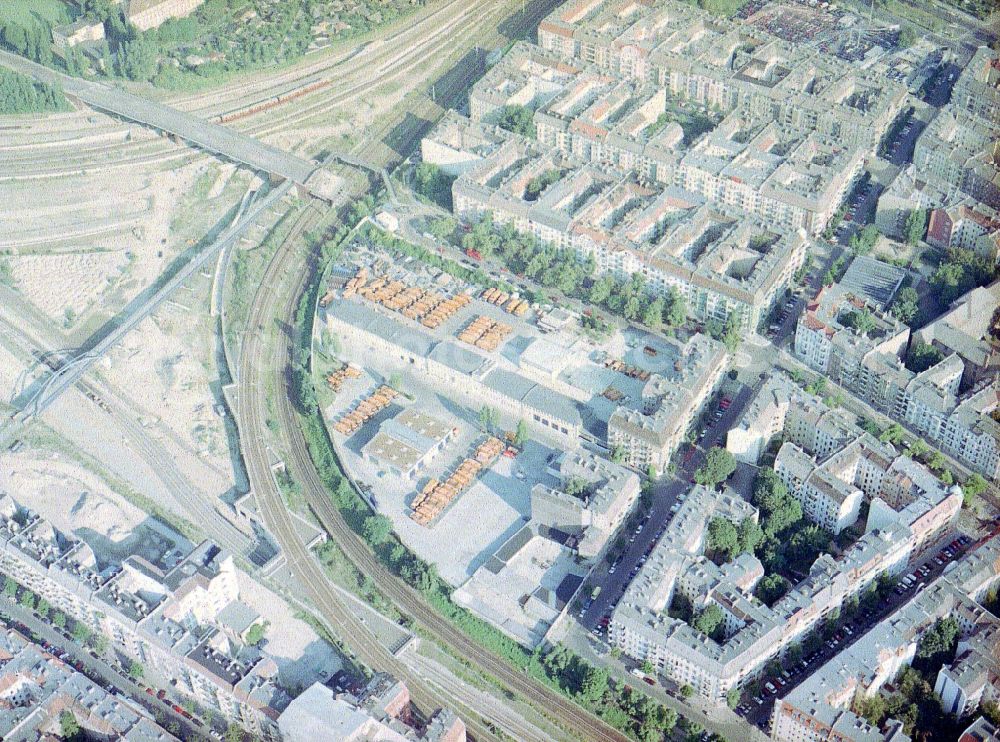 Berlin - Prenzlauer - Berg from above - Betriebshof der Berliner Stadtreinigungsbetriebe (A2) an der Malmöer Straße 26 b in 10439 Berlin (Tel.: 030-75921104).