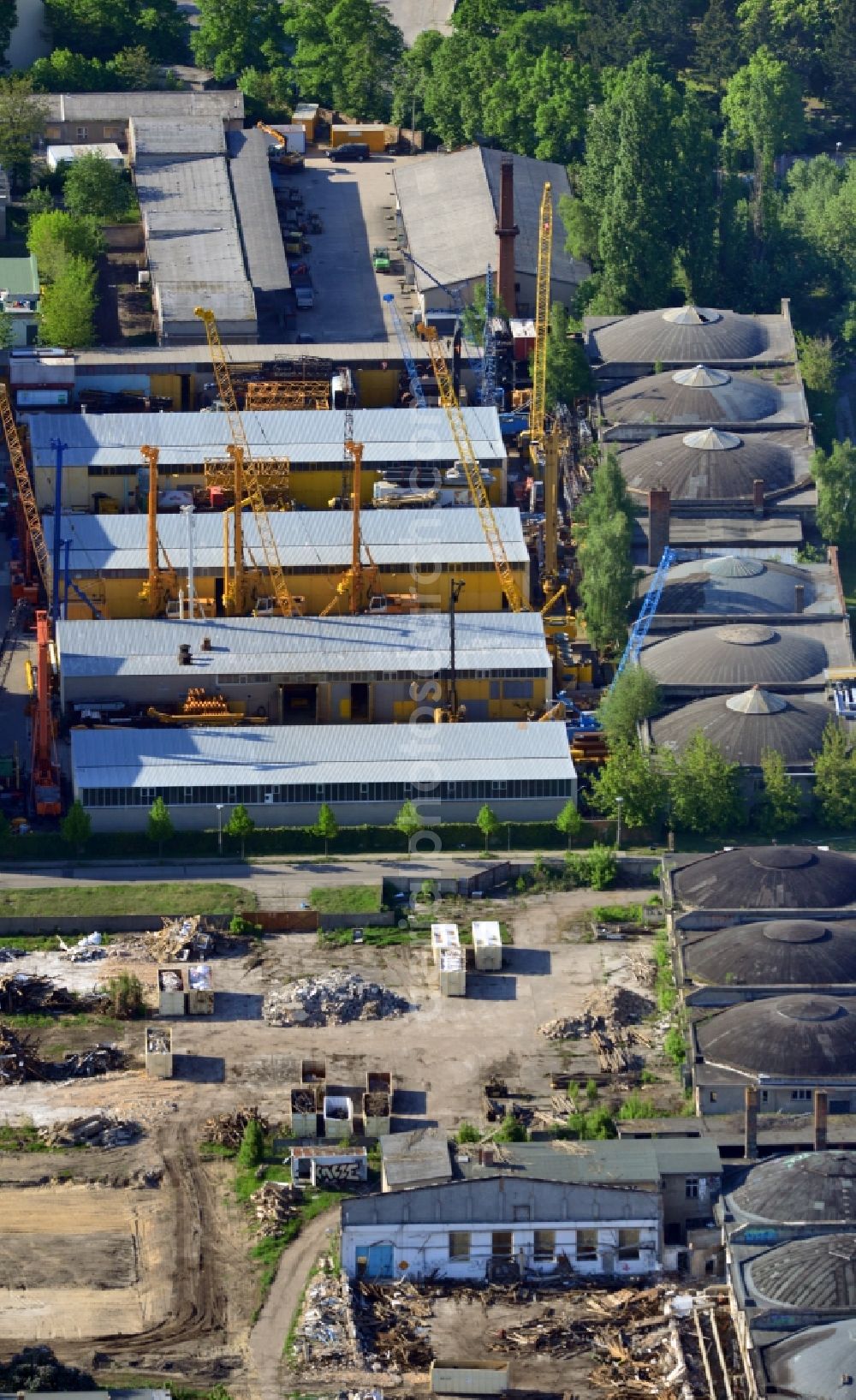 Berlin from the bird's eye view: Site of the depot of the of BORAMTEC Bohr & Rammtechnik Berlin GmbH on Koepenicker Allee in the district Karlshorst in Berlin, Germany