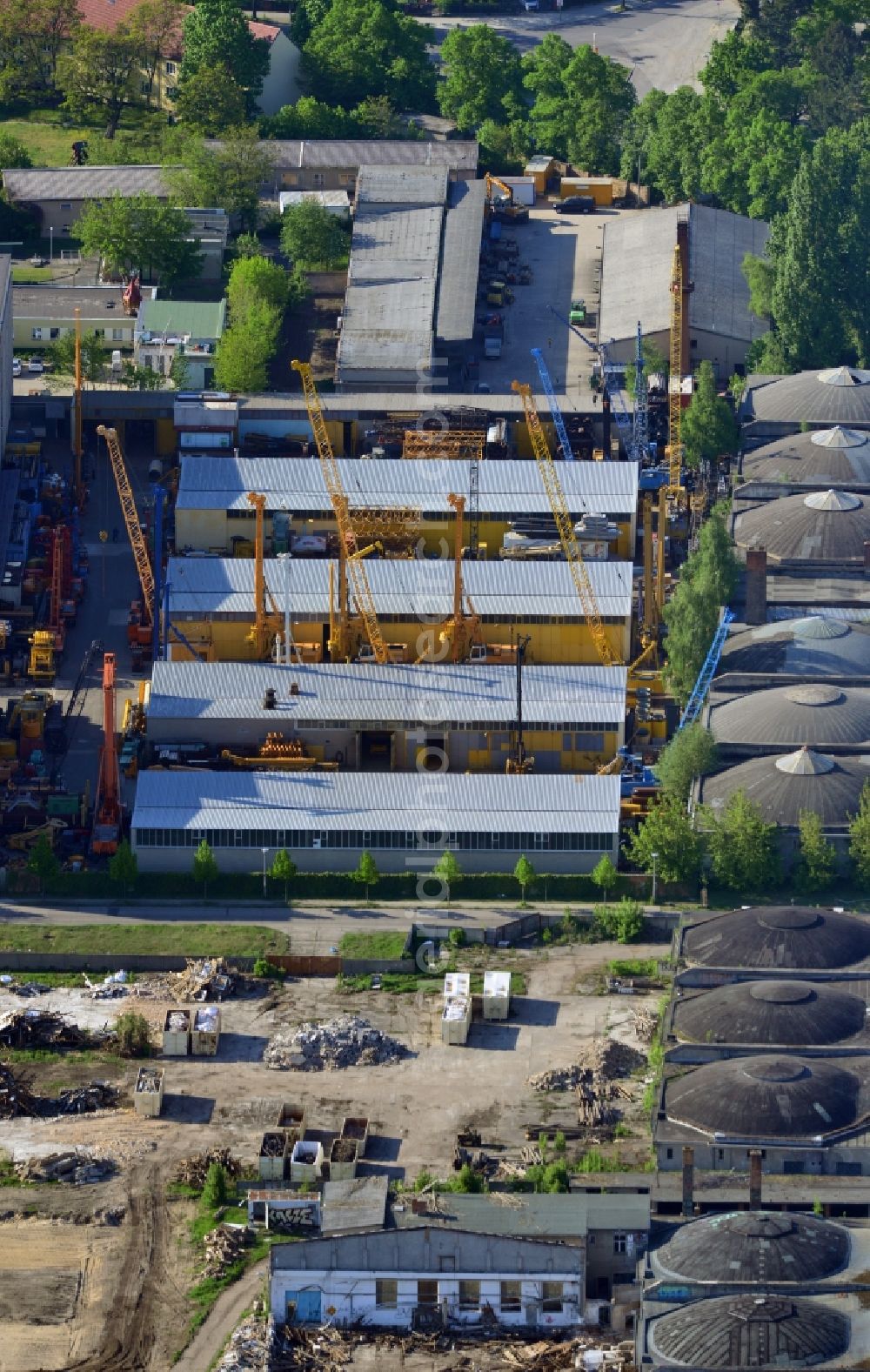 Aerial image Berlin - Site of the depot of the of BORAMTEC Bohr & Rammtechnik Berlin GmbH on Koepenicker Allee in the district Karlshorst in Berlin, Germany