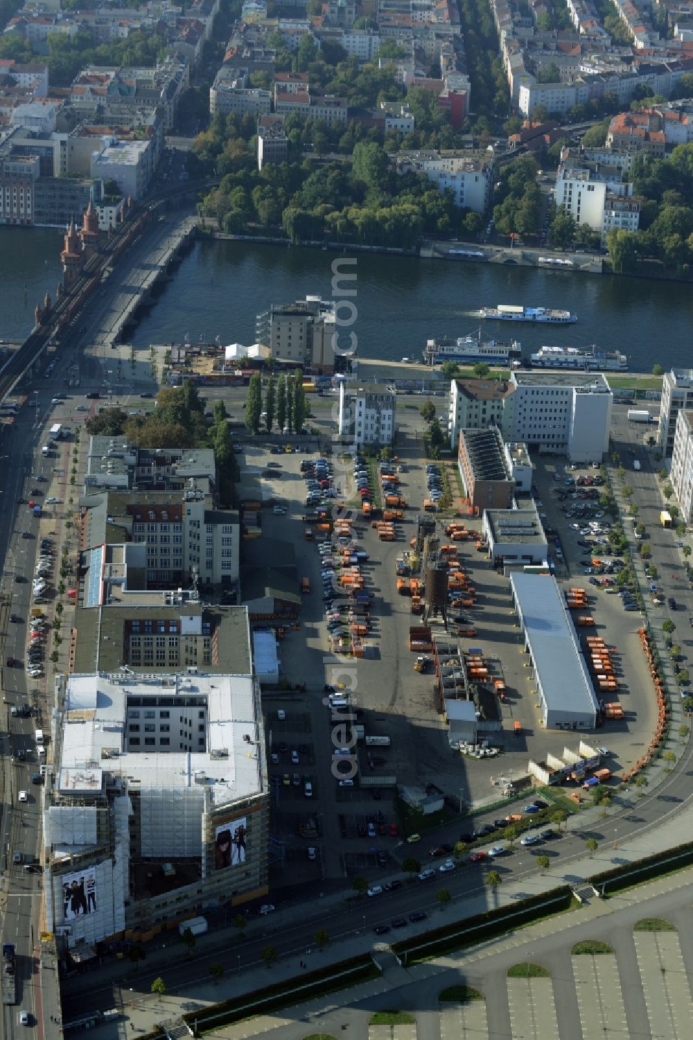 Aerial image Berlin - Site of the depot of the BSR Berliner Stadtreinigung on Muehlenstrasse in Berlin in Germany. The river Spree is visible in the background