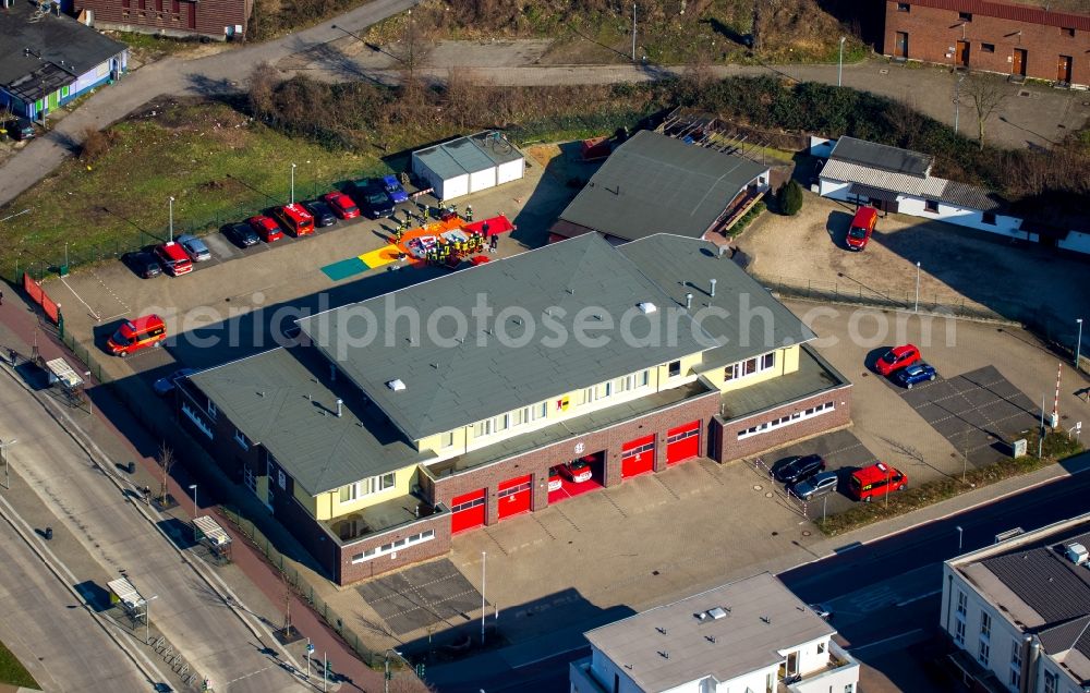 Moers from the bird's eye view: Grounds of the fire depot on Essenberger Strasse in Moers in the state North Rhine-Westphalia