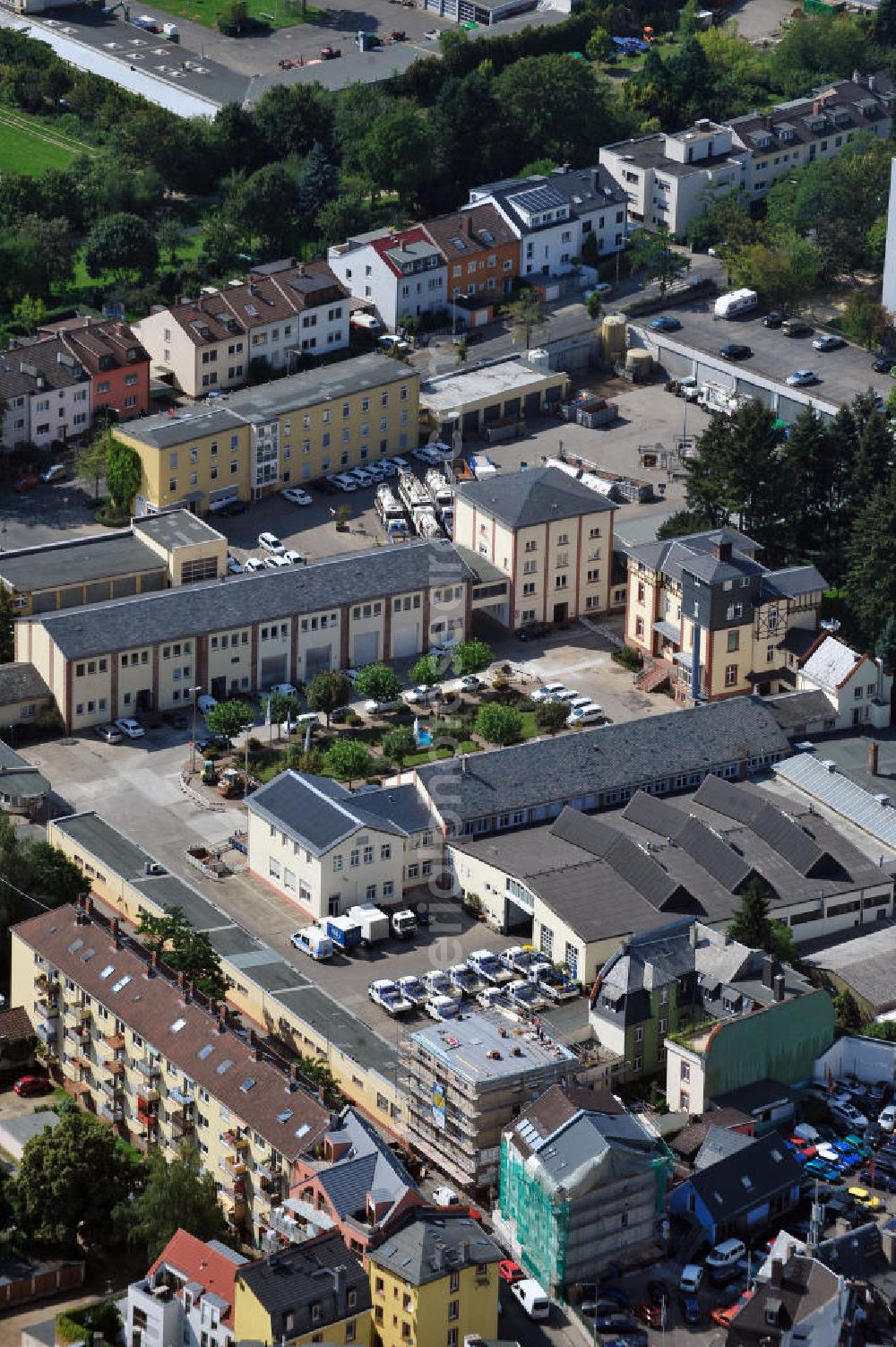 Aerial image Frankfurt am Main - Betriebsstätte Frankfurt-Bornheim der FES Frankfurter Entsorgungs- und Service GmbH an der Weidenbornstraße 40 in Frankfurt am Main in Hessen. Industrial premises in Frankfurt on the Main in Hesse.