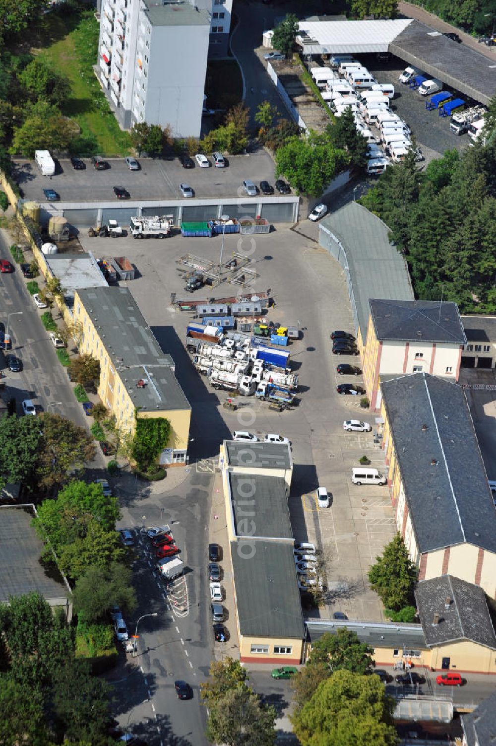 Frankfurt am Main from the bird's eye view: Betriebsstätte Frankfurt-Bornheim der FES Frankfurter Entsorgungs- und Service GmbH an der Weidenbornstraße 40 in Frankfurt am Main in Hessen. Industrial premises in Frankfurt on the Main in Hesse.