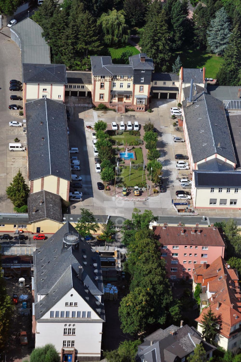 Aerial image Frankfurt am Main - Betriebsstätte Frankfurt-Bornheim der FES Frankfurter Entsorgungs- und Service GmbH an der Weidenbornstraße 40 in Frankfurt am Main in Hessen. Industrial premises in Frankfurt on the Main in Hesse.