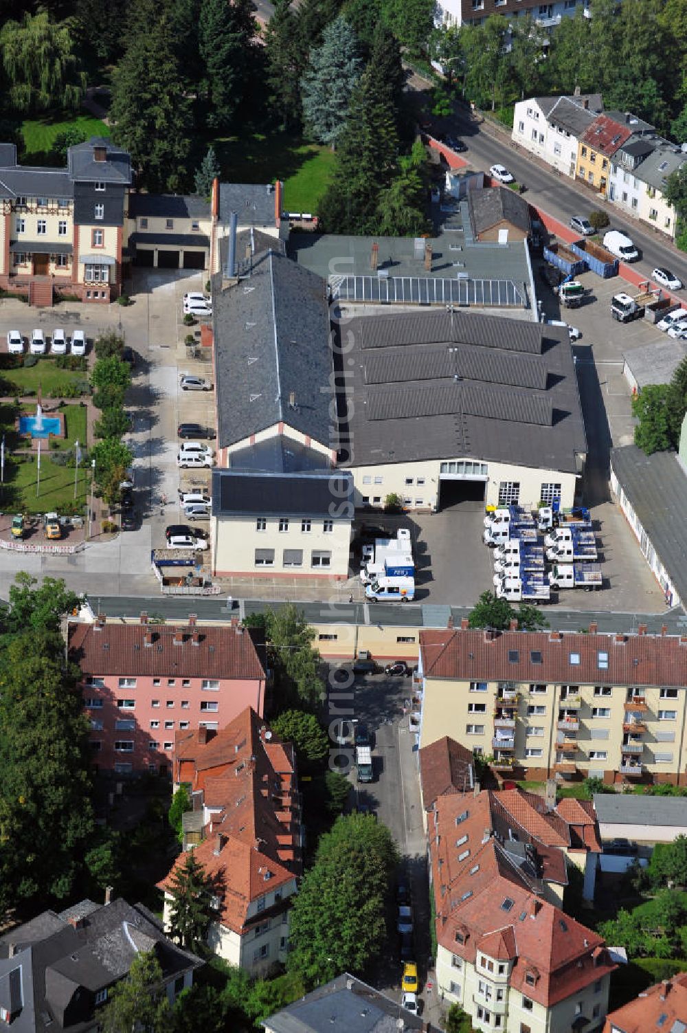 Aerial photograph Frankfurt am Main - Betriebsstätte Frankfurt-Bornheim der FES Frankfurter Entsorgungs- und Service GmbH an der Weidenbornstraße 40 in Frankfurt am Main in Hessen. Industrial premises in Frankfurt on the Main in Hesse.