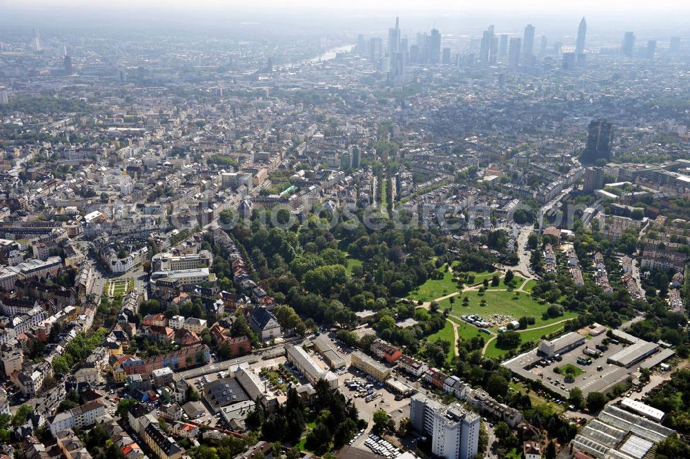 Frankfurt am Main from the bird's eye view: Betriebsstätte Frankfurt-Bornheim der FES Frankfurter Entsorgungs- und Service GmbH an der Weidenbornstraße 40 in Frankfurt am Main in Hessen. Industrial premises in Frankfurt on the Main in Hesse.