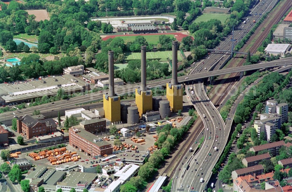 Berlin from the bird's eye view: Das Bewag - Kraftwerk Berlin-Schmargendorf mit seiner markanten, druch einen Architekturpreis prämierten, Silhouette befindet sich unmittelbar am Autobahnkreuz Wilmersdorf. Seit 2003 ist es im Besitz der Vattenfall Europe AG.// The Bewag - power station Berlin-Schmargendorf is located directly at the motorway junction Wilmersdorf. Since 2003 it is owned by Vattenfall Europe AG.