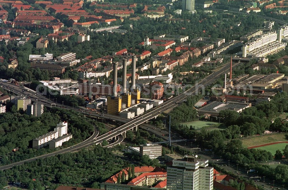 Aerial image Berlin - Das Bewag - Kraftwerk Berlin-Schmargendorf mit seiner markanten, durch einen Architekturpreis prämierten, Silhouette befindet sich unmittelbar am Autobahnkreuz Wilmersdorf. Seit 2003 ist es im Besitz der Vattenfall Europe AG.//The Bewag - power station Berlin-Schmargendorf is located directly at the motorway junction Wilmersdorf. Since 2003 it is owned by Vattenfall Europe AG.