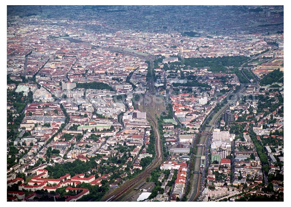 Wien (Österreich) from the bird's eye view: Ostblick über den Wiener Bezirk Penzing mit dem Fluss Wien und dem Westbahnhof.