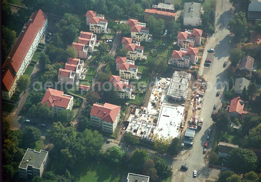 Berlin-Pankow from the bird's eye view: 05.10.2005 Berlin-Pankow Exklusive Eigentumswohnungen in Berlin-Pankow/Niederschönhausen. In der Waldstrasse/Ecke Kuckhoffstrasse ist ein Wohnquartier entstanden, dass in ganz Berlin seinesgleichen suchen wird - „Wohnen am Konsulat“. Zwei edle Wohnpalais mit insgesamt 18 Wohnungen sind im Bau und werden im Juni 2006 bezugsfertig sein. Die Wohnungen sind modernes Beispiel für städtisches Leben mit allem Komfort.