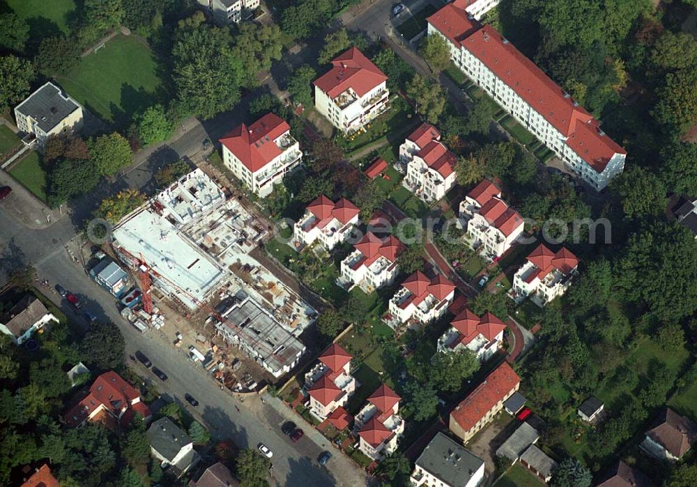 Aerial photograph Berlin-Pankow - 05.10.2005 Berlin-Pankow Exklusive Eigentumswohnungen in Berlin-Pankow/Niederschönhausen. In der Waldstrasse/Ecke Kuckhoffstrasse ist ein Wohnquartier entstanden, dass in ganz Berlin seinesgleichen suchen wird - „Wohnen am Konsulat“. Zwei edle Wohnpalais mit insgesamt 18 Wohnungen sind im Bau und werden im Juni 2006 bezugsfertig sein. Die Wohnungen sind modernes Beispiel für städtisches Leben mit allem Komfort.