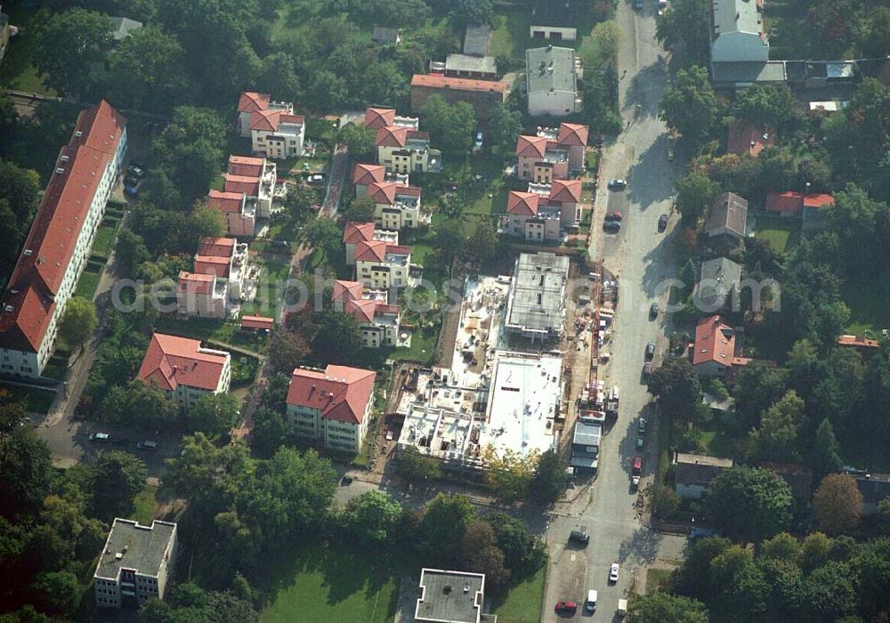 Berlin-Pankow from the bird's eye view: 05.10.2005 Berlin-Pankow Exklusive Eigentumswohnungen in Berlin-Pankow/Niederschönhausen. In der Waldstrasse/Ecke Kuckhoffstrasse ist ein Wohnquartier entstanden, dass in ganz Berlin seinesgleichen suchen wird - „Wohnen am Konsulat“. Zwei edle Wohnpalais mit insgesamt 18 Wohnungen sind im Bau und werden im Juni 2006 bezugsfertig sein. Die Wohnungen sind modernes Beispiel für städtisches Leben mit allem Komfort.