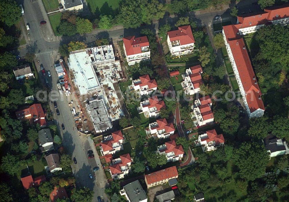 Aerial image Berlin-Pankow - 05.10.2005 Berlin-Pankow Exklusive Eigentumswohnungen in Berlin-Pankow/Niederschönhausen. In der Waldstrasse/Ecke Kuckhoffstrasse ist ein Wohnquartier entstanden, dass in ganz Berlin seinesgleichen suchen wird - „Wohnen am Konsulat“. Zwei edle Wohnpalais mit insgesamt 18 Wohnungen sind im Bau und werden im Juni 2006 bezugsfertig sein. Die Wohnungen sind modernes Beispiel für städtisches Leben mit allem Komfort.