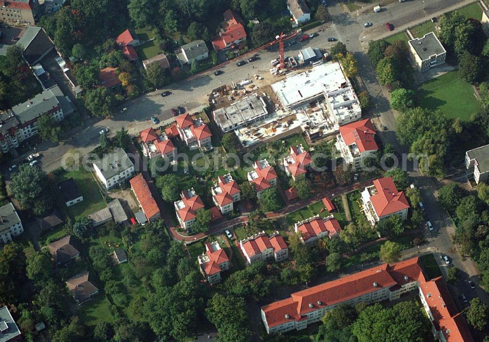 Aerial photograph Berlin-Pankow - 05.10.2005 Berlin-Pankow Exklusive Eigentumswohnungen in Berlin-Pankow/Niederschönhausen. In der Waldstrasse/Ecke Kuckhoffstrasse ist ein Wohnquartier entstanden, dass in ganz Berlin seinesgleichen suchen wird - „Wohnen am Konsulat“. Zwei edle Wohnpalais mit insgesamt 18 Wohnungen sind im Bau und werden im Juni 2006 bezugsfertig sein. Die Wohnungen sind modernes Beispiel für städtisches Leben mit allem Komfort.