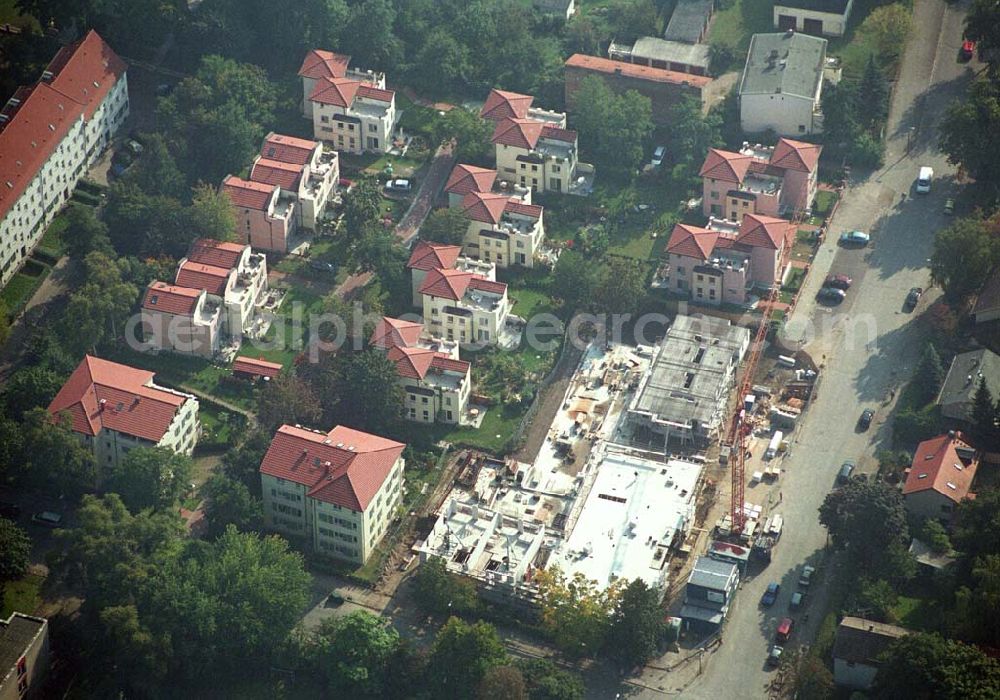 Berlin-Pankow from the bird's eye view: 05.10.2005 Berlin-Pankow Exklusive Eigentumswohnungen in Berlin-Pankow/Niederschönhausen. In der Waldstrasse/Ecke Kuckhoffstrasse ist ein Wohnquartier entstanden, dass in ganz Berlin seinesgleichen suchen wird - „Wohnen am Konsulat“. Zwei edle Wohnpalais mit insgesamt 18 Wohnungen sind im Bau und werden im Juni 2006 bezugsfertig sein. Die Wohnungen sind modernes Beispiel für städtisches Leben mit allem Komfort.