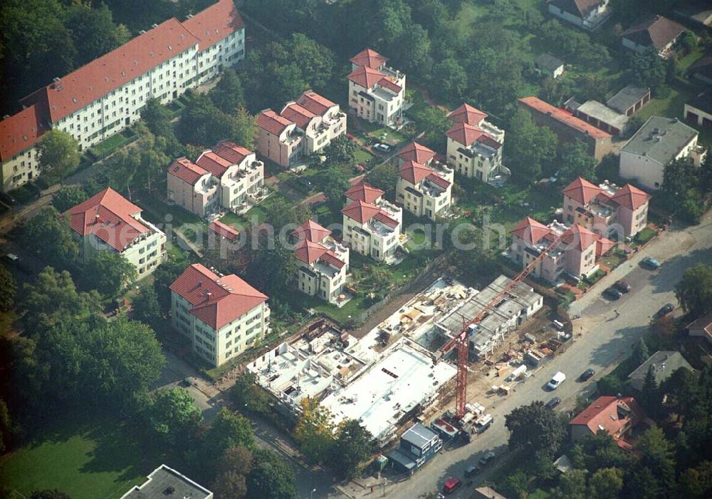 Aerial photograph Berlin-Pankow - 05.10.2005 Berlin-Pankow Exklusive Eigentumswohnungen in Berlin-Pankow/Niederschönhausen. In der Waldstrasse/Ecke Kuckhoffstrasse ist ein Wohnquartier entstanden, dass in ganz Berlin seinesgleichen suchen wird - „Wohnen am Konsulat“. Zwei edle Wohnpalais mit insgesamt 18 Wohnungen sind im Bau und werden im Juni 2006 bezugsfertig sein. Die Wohnungen sind modernes Beispiel für städtisches Leben mit allem Komfort.