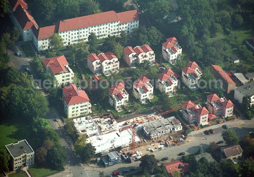 Berlin-Pankow from above - 05.10.2005 Berlin-Pankow Exklusive Eigentumswohnungen in Berlin-Pankow/Niederschönhausen. In der Waldstrasse/Ecke Kuckhoffstrasse ist ein Wohnquartier entstanden, dass in ganz Berlin seinesgleichen suchen wird - „Wohnen am Konsulat“. Zwei edle Wohnpalais mit insgesamt 18 Wohnungen sind im Bau und werden im Juni 2006 bezugsfertig sein. Die Wohnungen sind modernes Beispiel für städtisches Leben mit allem Komfort.