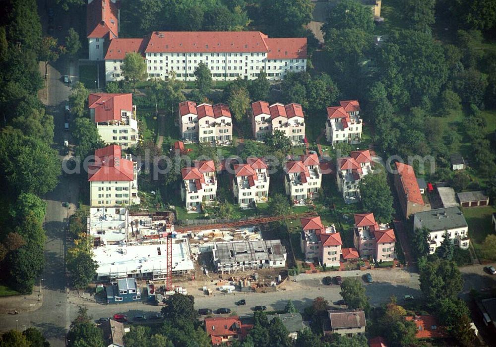 Berlin-Pankow from the bird's eye view: 05.10.2005 Berlin-Pankow Exklusive Eigentumswohnungen in Berlin-Pankow/Niederschönhausen. In der Waldstrasse/Ecke Kuckhoffstrasse ist ein Wohnquartier entstanden, dass in ganz Berlin seinesgleichen suchen wird - „Wohnen am Konsulat“. Zwei edle Wohnpalais mit insgesamt 18 Wohnungen sind im Bau und werden im Juni 2006 bezugsfertig sein. Die Wohnungen sind modernes Beispiel für städtisches Leben mit allem Komfort.