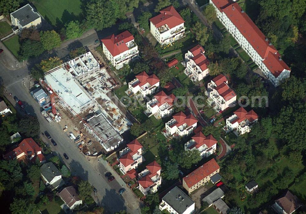 Aerial photograph Berlin-Pankow - 05.10.2005 Berlin-Pankow Exklusive Eigentumswohnungen in Berlin-Pankow/Niederschönhausen. In der Waldstrasse/Ecke Kuckhoffstrasse ist ein Wohnquartier entstanden, dass in ganz Berlin seinesgleichen suchen wird - „Wohnen am Konsulat“. Zwei edle Wohnpalais mit insgesamt 18 Wohnungen sind im Bau und werden im Juni 2006 bezugsfertig sein. Die Wohnungen sind modernes Beispiel für städtisches Leben mit allem Komfort.