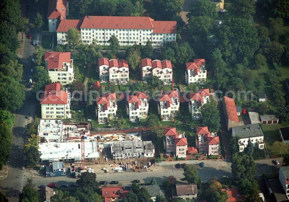 Berlin-Pankow from the bird's eye view: 05.10.2005 Berlin-Pankow Exklusive Eigentumswohnungen in Berlin-Pankow/Niederschönhausen. In der Waldstrasse/Ecke Kuckhoffstrasse ist ein Wohnquartier entstanden, dass in ganz Berlin seinesgleichen suchen wird - „Wohnen am Konsulat“. Zwei edle Wohnpalais mit insgesamt 18 Wohnungen sind im Bau und werden im Juni 2006 bezugsfertig sein. Die Wohnungen sind modernes Beispiel für städtisches Leben mit allem Komfort.