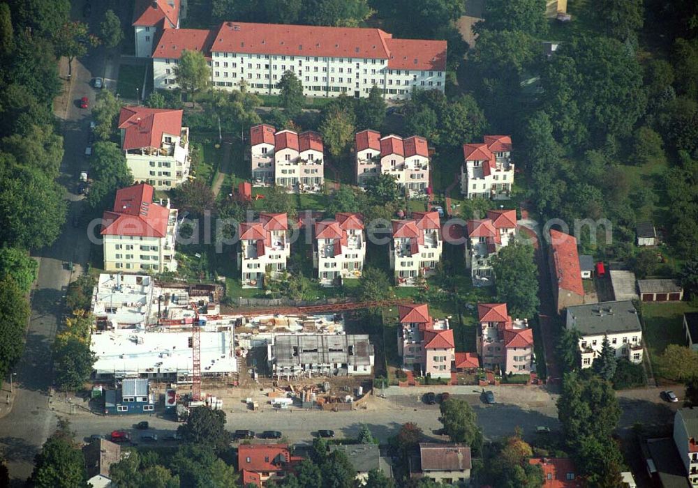 Aerial image Berlin-Pankow - 05.10.2005 Berlin-Pankow Exklusive Eigentumswohnungen in Berlin-Pankow/Niederschönhausen. In der Waldstrasse/Ecke Kuckhoffstrasse ist ein Wohnquartier entstanden, dass in ganz Berlin seinesgleichen suchen wird - „Wohnen am Konsulat“. Zwei edle Wohnpalais mit insgesamt 18 Wohnungen sind im Bau und werden im Juni 2006 bezugsfertig sein. Die Wohnungen sind modernes Beispiel für städtisches Leben mit allem Komfort.