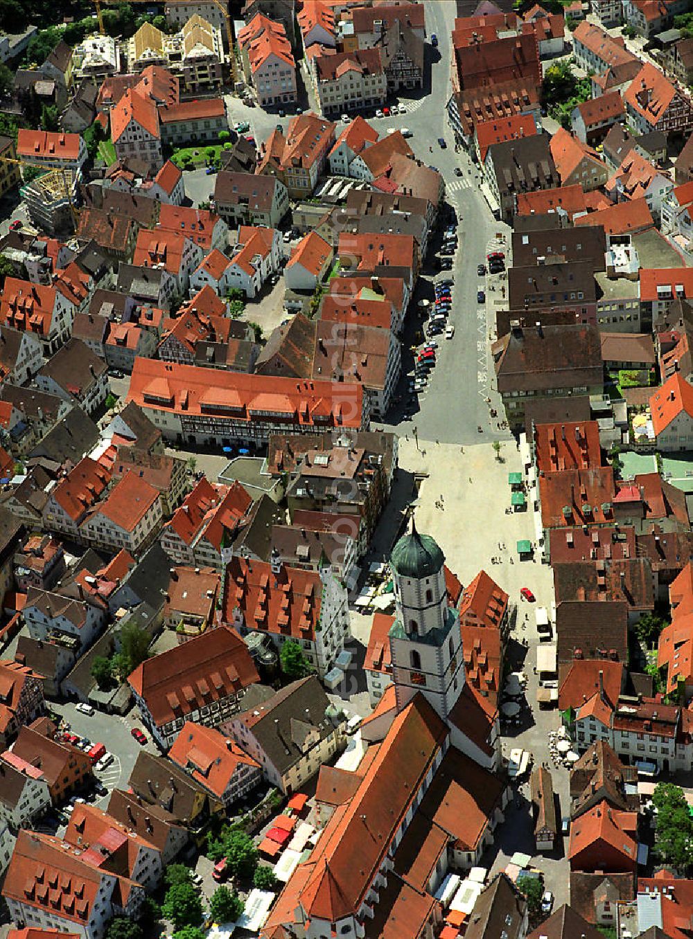 Aerial image BIBERACH - Stadtansicht auf das Stadtzentrum mit der Kirche St. Martin und dem Marktplatz. Biberach an der Riß liegt im nördlichen Oberschwaben. city view of the city center with the church of St. Martin and the marketplace. Biberach an der Riss is in the northern Upper Swabia.