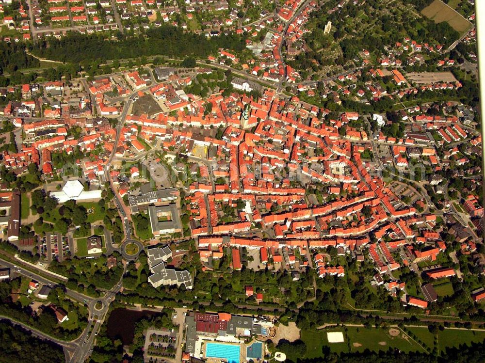 Osterode from the bird's eye view: 29.08.2005 Osterode, Um 1100 n. Chr. war Osterode schon ein „blühender Ort”. Das entnehmen wir der Chronik des Klosters St. Peter in Erfurt, die auf die Zerstörung der „villa opulentissima” im Streit zwischen Heinrich dem Löwen und Markgraf Albert dem Bären im Jahr 1152 eingeht. In dieser Zeit stand auch schon die Burg, deren Rest eines der Wahrzeichen der Stadt geblieben ist. Sie schütze die erste Marktsiedlung, die, sicher vor dem unberechenbaren Sösefluss, auf der Anhöhe des heutigen Rollberges existierte. Die St. Aegidien Kirche stammt aus dem Mittelalter.