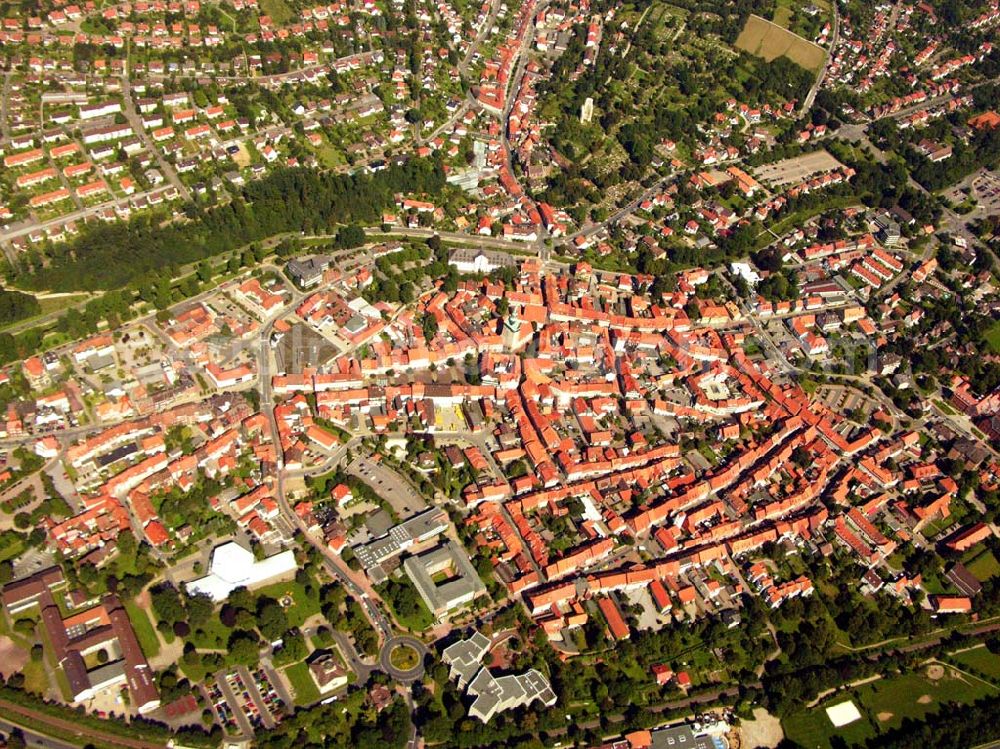 Aerial image Osterode - 29.08.2005 Osterode, Um 1100 n. Chr. war Osterode schon ein „blühender Ort”. Das entnehmen wir der Chronik des Klosters St. Peter in Erfurt, die auf die Zerstörung der „villa opulentissima” im Streit zwischen Heinrich dem Löwen und Markgraf Albert dem Bären im Jahr 1152 eingeht. In dieser Zeit stand auch schon die Burg, deren Rest eines der Wahrzeichen der Stadt geblieben ist. Sie schütze die erste Marktsiedlung, die, sicher vor dem unberechenbaren Sösefluss, auf der Anhöhe des heutigen Rollberges existierte. Die St. Aegidien Kirche stammt aus dem Mittelalter.