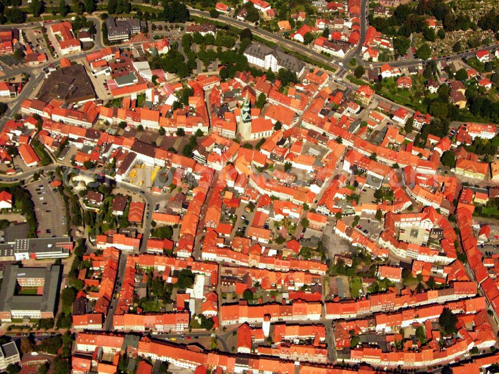 Aerial photograph Osterode - 29.08.2005 Osterode, Um 1100 n. Chr. war Osterode schon ein „blühender Ort”. Das entnehmen wir der Chronik des Klosters St. Peter in Erfurt, die auf die Zerstörung der „villa opulentissima” im Streit zwischen Heinrich dem Löwen und Markgraf Albert dem Bären im Jahr 1152 eingeht. In dieser Zeit stand auch schon die Burg, deren Rest eines der Wahrzeichen der Stadt geblieben ist. Sie schütze die erste Marktsiedlung, die, sicher vor dem unberechenbaren Sösefluss, auf der Anhöhe des heutigen Rollberges existierte. Die St. Aegidien Kirche stammt aus dem Mittelalter.