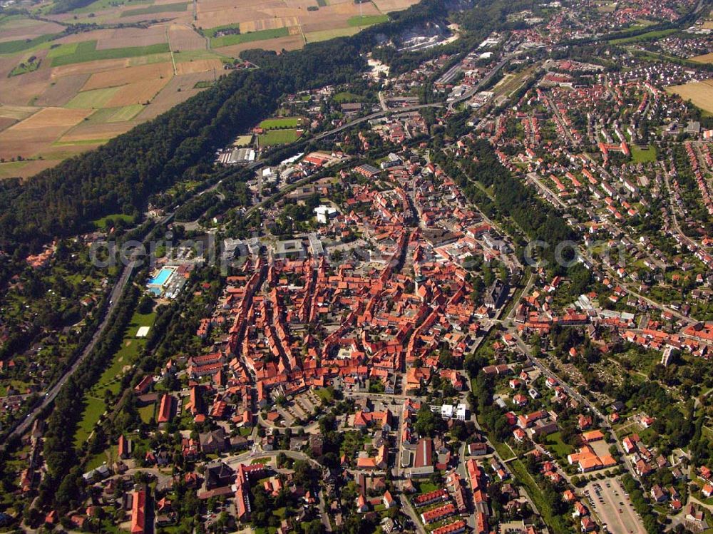 Osterode from the bird's eye view: 29.08.2005 Osterode, Um 1100 n. Chr. war Osterode schon ein „blühender Ort”. Das entnehmen wir der Chronik des Klosters St. Peter in Erfurt, die auf die Zerstörung der „villa opulentissima” im Streit zwischen Heinrich dem Löwen und Markgraf Albert dem Bären im Jahr 1152 eingeht. In dieser Zeit stand auch schon die Burg, deren Rest eines der Wahrzeichen der Stadt geblieben ist. Sie schütze die erste Marktsiedlung, die, sicher vor dem unberechenbaren Sösefluss, auf der Anhöhe des heutigen Rollberges existierte. Die St. Aegidien Kirche stammt aus dem Mittelalter.