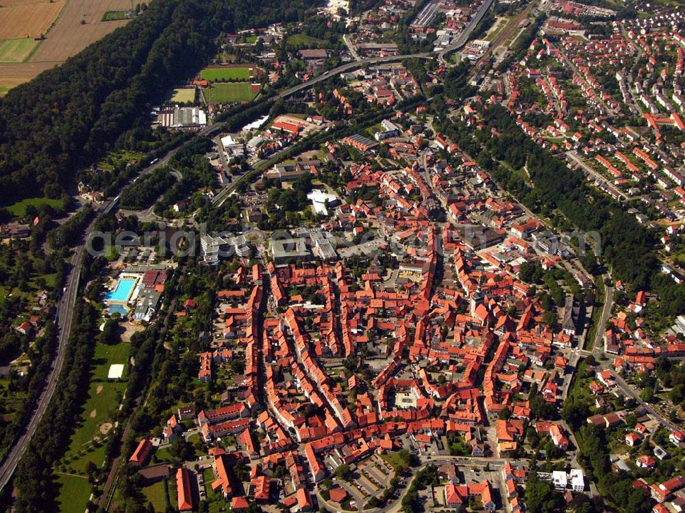 Aerial image Osterode - 29.08.2005 Osterode, Um 1100 n. Chr. war Osterode schon ein „blühender Ort”. Das entnehmen wir der Chronik des Klosters St. Peter in Erfurt, die auf die Zerstörung der „villa opulentissima” im Streit zwischen Heinrich dem Löwen und Markgraf Albert dem Bären im Jahr 1152 eingeht. In dieser Zeit stand auch schon die Burg, deren Rest eines der Wahrzeichen der Stadt geblieben ist. Sie schütze die erste Marktsiedlung, die, sicher vor dem unberechenbaren Sösefluss, auf der Anhöhe des heutigen Rollberges existierte. Die St. Aegidien Kirche stammt aus dem Mittelalter.