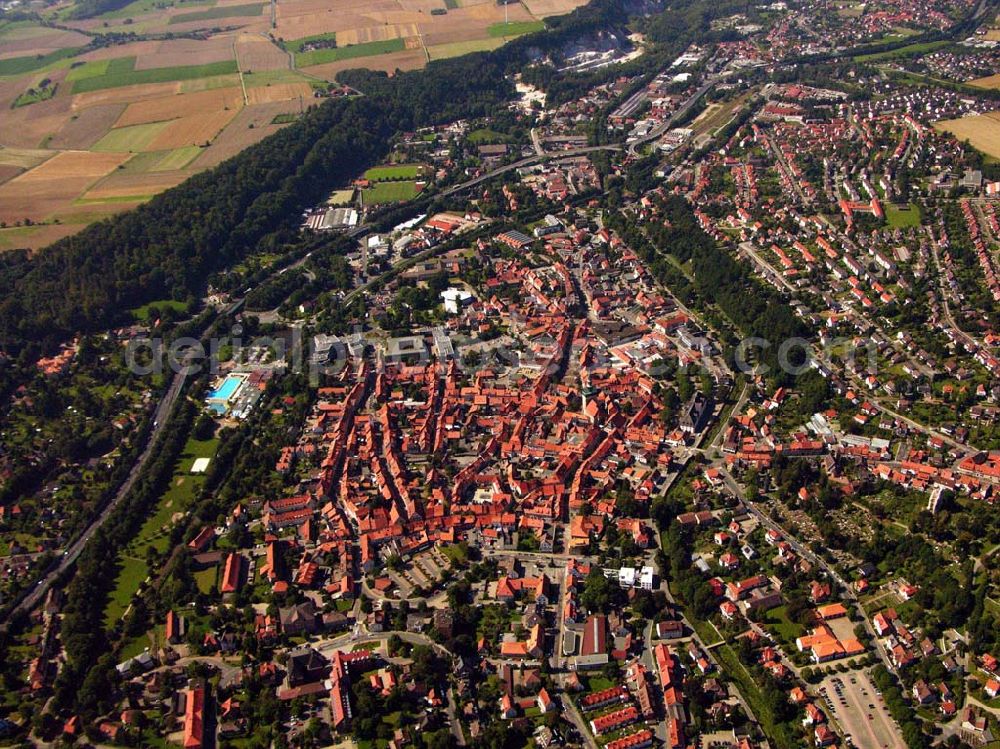 Aerial photograph Osterode - 29.08.2005 Osterode, Um 1100 n. Chr. war Osterode schon ein „blühender Ort”. Das entnehmen wir der Chronik des Klosters St. Peter in Erfurt, die auf die Zerstörung der „villa opulentissima” im Streit zwischen Heinrich dem Löwen und Markgraf Albert dem Bären im Jahr 1152 eingeht. In dieser Zeit stand auch schon die Burg, deren Rest eines der Wahrzeichen der Stadt geblieben ist. Sie schütze die erste Marktsiedlung, die, sicher vor dem unberechenbaren Sösefluss, auf der Anhöhe des heutigen Rollberges existierte. Die St. Aegidien Kirche stammt aus dem Mittelalter.