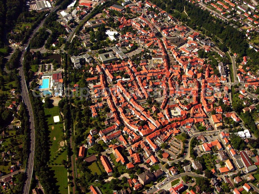 Osterode from above - 29.08.2005 Osterode, Um 1100 n. Chr. war Osterode schon ein „blühender Ort”. Das entnehmen wir der Chronik des Klosters St. Peter in Erfurt, die auf die Zerstörung der „villa opulentissima” im Streit zwischen Heinrich dem Löwen und Markgraf Albert dem Bären im Jahr 1152 eingeht. In dieser Zeit stand auch schon die Burg, deren Rest eines der Wahrzeichen der Stadt geblieben ist. Sie schütze die erste Marktsiedlung, die, sicher vor dem unberechenbaren Sösefluss, auf der Anhöhe des heutigen Rollberges existierte. Die St. Aegidien Kirche stammt aus dem Mittelalter.