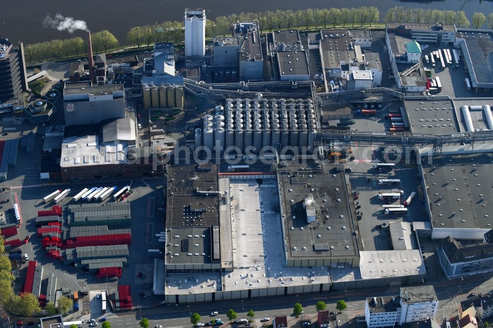 Aerial image Bremen - Building and production halls on the premises of the brewery Beck GmbH&Co.KG in Bremen, Germany