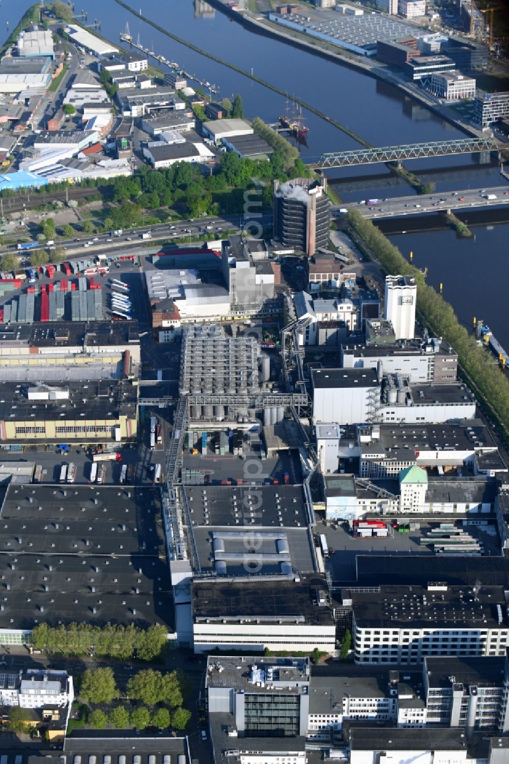 Aerial image Bremen - Building and production halls on the premises of the brewery Beck GmbH&Co.KG in Bremen, Germany