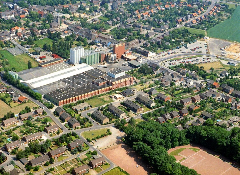 Issum from the bird's eye view: Building and production halls on the premises of the brewery Brauerei Diebels GmbH & Co. KG in Issum in the state North Rhine-Westphalia