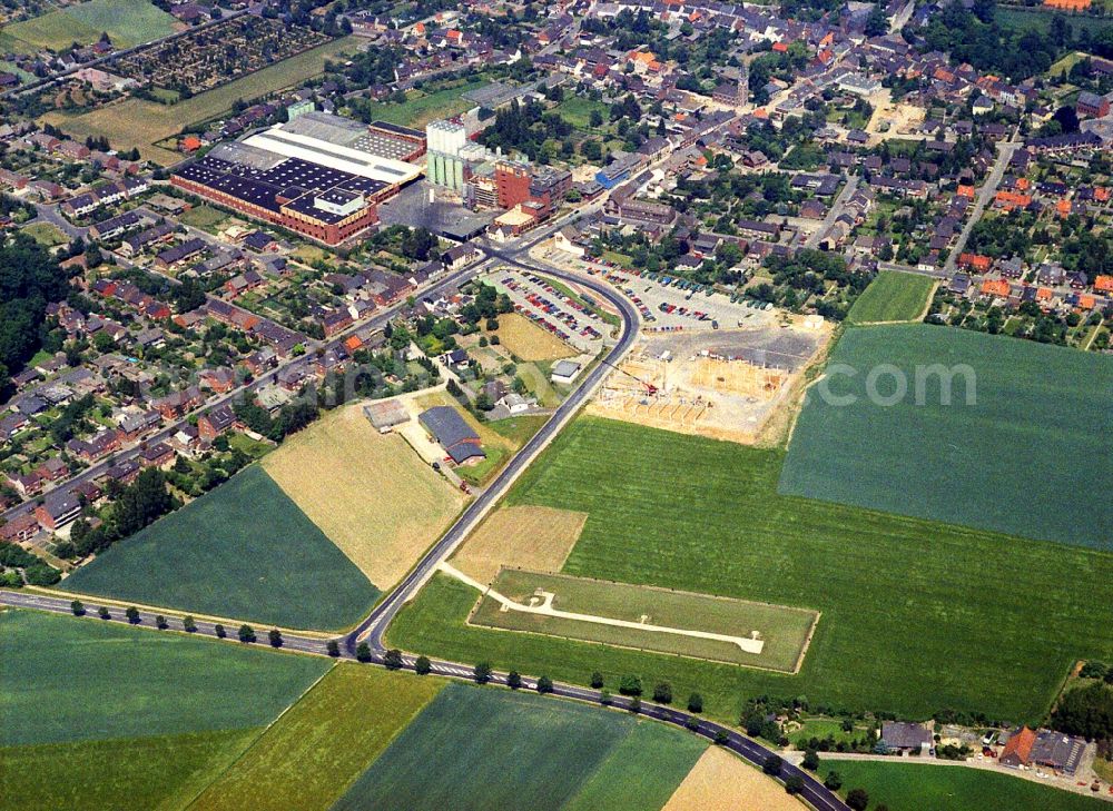 Aerial photograph Issum - Building and production halls on the premises of the brewery Brauerei Diebels GmbH & Co. KG in Issum in the state North Rhine-Westphalia