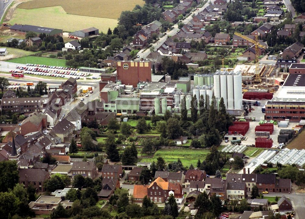 Aerial photograph Issum - Building and production halls on the premises of the brewery Brauerei Diebels GmbH & Co. KG in Issum in the state North Rhine-Westphalia