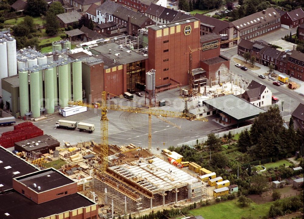 Aerial photograph Issum - Building and production halls on the premises of the brewery Brauerei Diebels GmbH & Co. KG in Issum in the state North Rhine-Westphalia