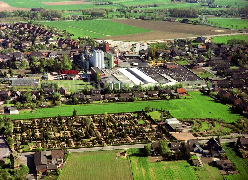 Aerial photograph Issum - Building and production halls on the premises of the brewery Brauerei Diebels GmbH & Co. KG in Issum in the state North Rhine-Westphalia