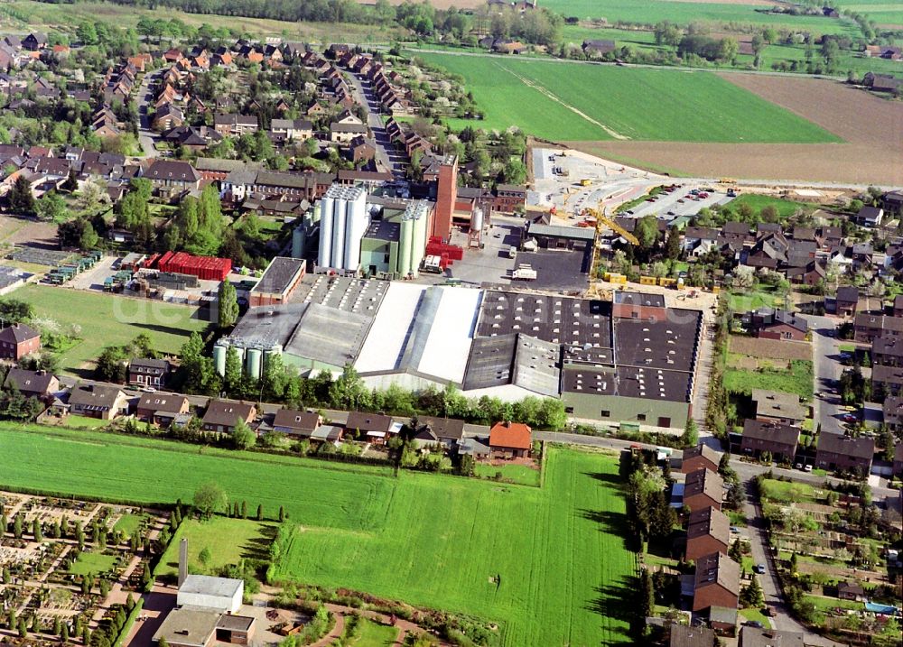 Issum from above - Building and production halls on the premises of the brewery Brauerei Diebels GmbH & Co. KG in Issum in the state North Rhine-Westphalia