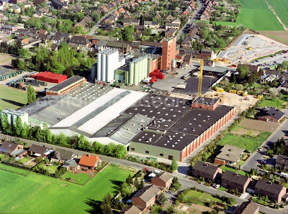 Issum from the bird's eye view: Building and production halls on the premises of the brewery Brauerei Diebels GmbH & Co. KG in Issum in the state North Rhine-Westphalia