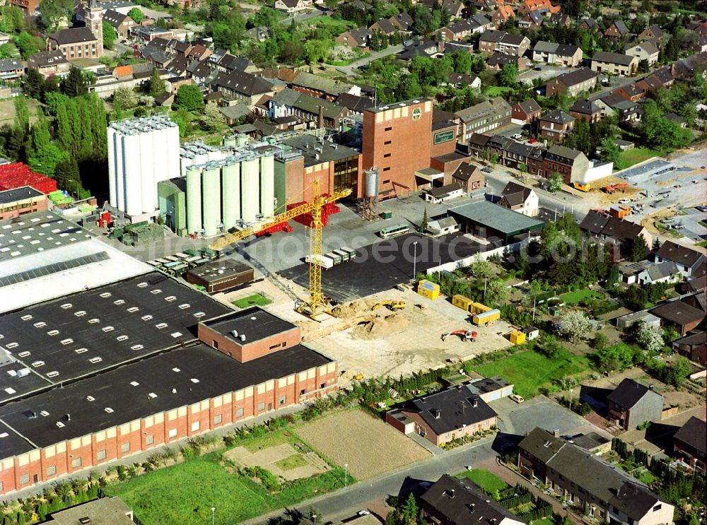 Aerial photograph Issum - Building and production halls on the premises of the brewery Brauerei Diebels GmbH & Co. KG in Issum in the state North Rhine-Westphalia