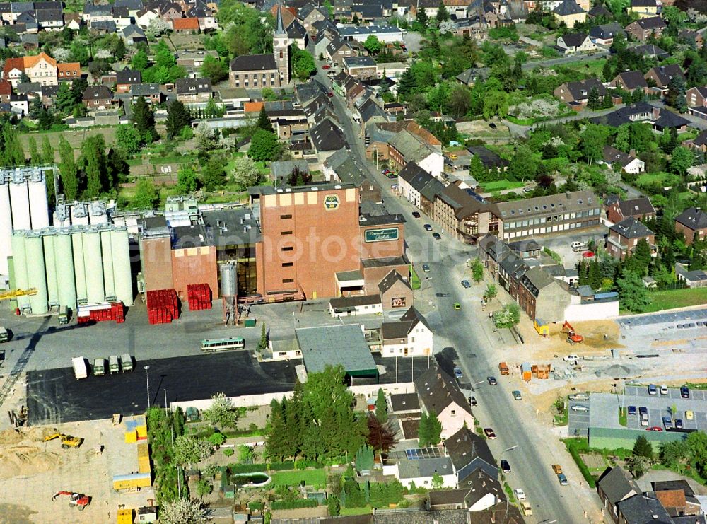 Issum from above - Building and production halls on the premises of the brewery Brauerei Diebels GmbH & Co. KG in Issum in the state North Rhine-Westphalia